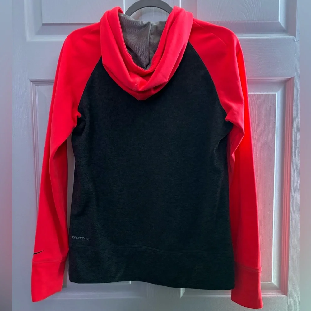 women’s medium pink‎ and gray nike therma-fit hoodie